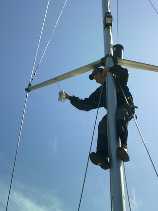 Teemu Naapila monivuotinen telakointiapulaisemme halusi viimein voittaa itsensä ja ilmoittautui vapaaehtoiseksi nousemaan mastoon.